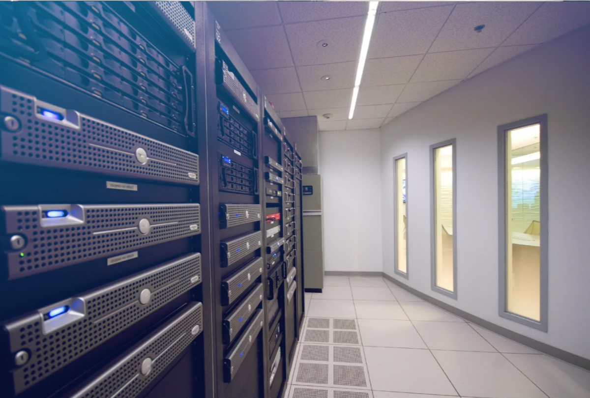 Работа ИБП в серверном центре