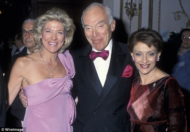 На благотворительном гала-вечере в Нью-Йорке с боссами Estée Lauder Леонардом и Эвелин Лаудер в 2002 году.