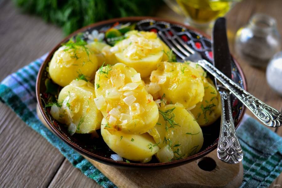 Столовая картошка. Картофель отварной с луком. Варёная картошка с луком. Картошечка с маслом. Картошка с луком и маслом.