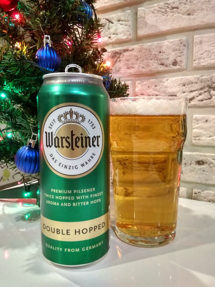 Warsteiner Dooble hopped Premium Pilsner в бокале под ёлочкой