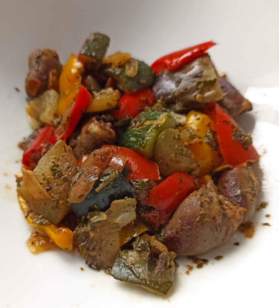 А на фотке все равно еда.) 100 гр куриных сердечек и 200 гр овощей.