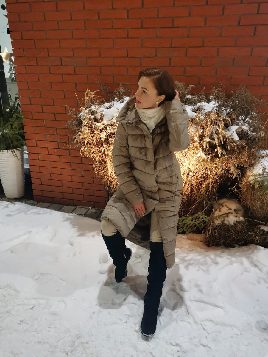 Аромат моего первого триумфа Шанель Шанс🌸 
В тот период я стала руководителем по Массовому бизнесу. Это была победа #1 на новом месте. Позади ассесменты, испытательный срок и дикая нагрузка.
И правда, я не упустила свой шанс

Ещё помню запах мокрого асфальта после летнего Питерского дождя, куда я отправилась на первое обучение для руководителей

Уже позже я влюбилась в другого француза❤️
Он был старше меня, с нотками аристократии и винтажности

Наш цветочно-ягодный роман длился несколько лет. Лишь в его объятиях я была наотмашь счастлива😇

Пьер Монталь и его розовый мускус раскрыли во мне независимую, но хрупкую женщину

Недавно вдохнула его яркий шлейф от мимо проходящей девушки...и танец ароматных воспоминаний защекотал в носу.

Я шла по коридору банка. Из тишины вырывался гул кофемашины, смех и разговоры ребят. Запах кофе промчался по просторам памяти. Его догнали отголоски кожаного кресла, полироли для мебели и недавно окрашенных стен
Рабочее утро)

А дальше был Том Форд

Во время беременности выгуливала этого элегантного и томного американца. Видимо мои гормоны кричали во весь голос, что родится мужик✊И мой токсикоз унимался только под воздействием божественного звучания трюфеля и чёрной орхидеи😁

Сейчас мой фаворит аромат детей. Аромат, сотканный из ноток сладкой ваты, тёплого молочка, травяного мыла, ягодных щёчек и первых духов повзрослевшей доченьки. Ее первых проводников в мир воспоминаний 😉

Вот интересно, у мужчин так же?
Ароматы и прожитые эмоции тесно связаны?