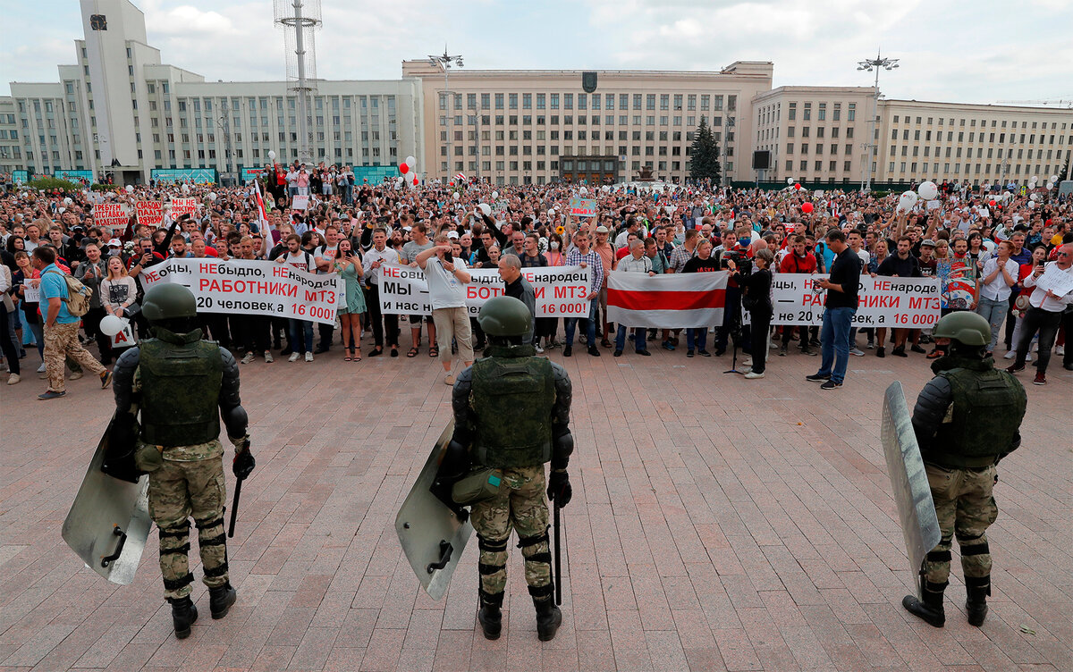 Протестующие у Дома правительства Республики Беларусь