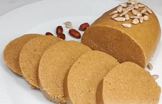 Халва домашняя рецепт арахис. Тахинная халва (кунжутная). Халва тахинно-подсолнечная. Халва жент. Халва из кукурузной муки.