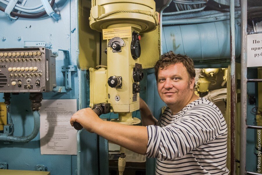 Наш капитан за перископом подводной лодки Б-440