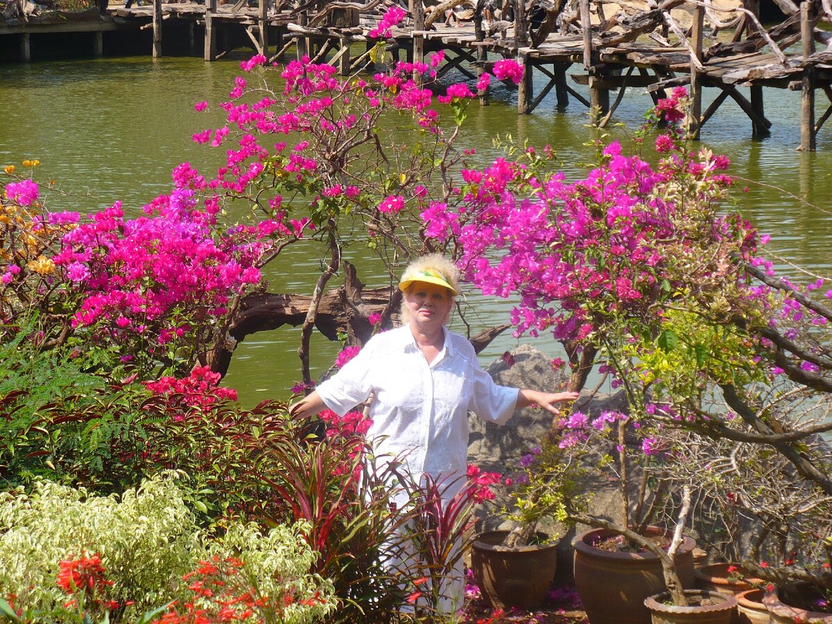 С Утра Всем Добра! Сегодня День Великих Возможностей - научиться взаимодествию с Высшими Силами!
Настраивайтесь !Резонируйте ! Соответствуйте!

Нам так важны Настройка, Резонанс,
И выверенный внутренний Баланс,
Самостоятельные к этому шаги,
И Благодарность постоянная в груди!
Свою ты Вертикаль осознанно держи.
И каждым мигом Восхожденья дорожи!
Чем чище частота Сознанья,
Свободней тем получишь Истинные Знанья!
Тогда к Высотам Духа Возносясь,
ты Просветленье приближаешь!
Огнём Вселенским Озарясь, ТАКИМ собой ты Мир спасаешь!
В Глубинах Сердца твоего живёт Божественный Закон.
И Песней Духа своего ты Частоты меняешьТон!
Ты Радость пьёшь - Нектар Гармоний,
В Единстве с Целым пребывая!
Любовью безо всех условий
Ты Делишься,
Всех Счастьем наделяя!

С Безусловной, Преображающей Любовью. Ваша Берегиня.

🙏🌼🙏🍀🙏🌺🙏🌸🙏

Беиджарз Татьяна Аркадьевна
Автор направления "Йога Просветления".
Создатель клуба "Лицей Просветления".
Руководитель практики "УглеХождение" и "Йога Смеха".
Приглашает Вас на множество авторских обучающих семинаров,
курсов и программ по духовному развитию.

Учительский настрой 3 января 2021года

🙏💖🙏✨🙏☀🙏🌎🙏