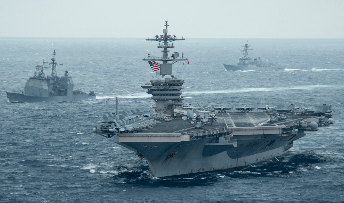 Авианосец USS Theodore Roosevelt, управляемый ракетный крейсер класса Ticonderoga USS Bunker Hill, слева, и эсминец управляемых ракет класса Arleigh Burke USS John Finn пересекают Тихий океан 15 января 2021 года (Фото ВМС США)