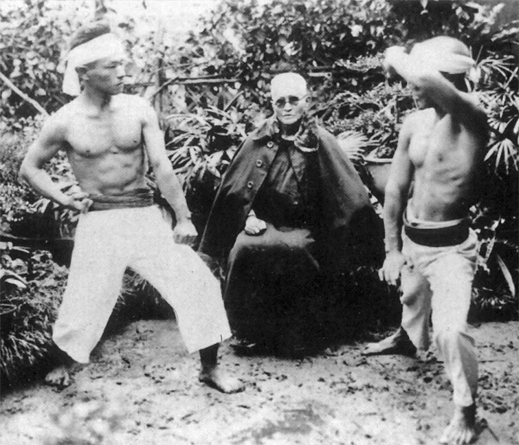 Старое карате Окинавы. Фото с сайта https://www.karatebyjesse.com/2-okinawan-karate-deadly-techniques/