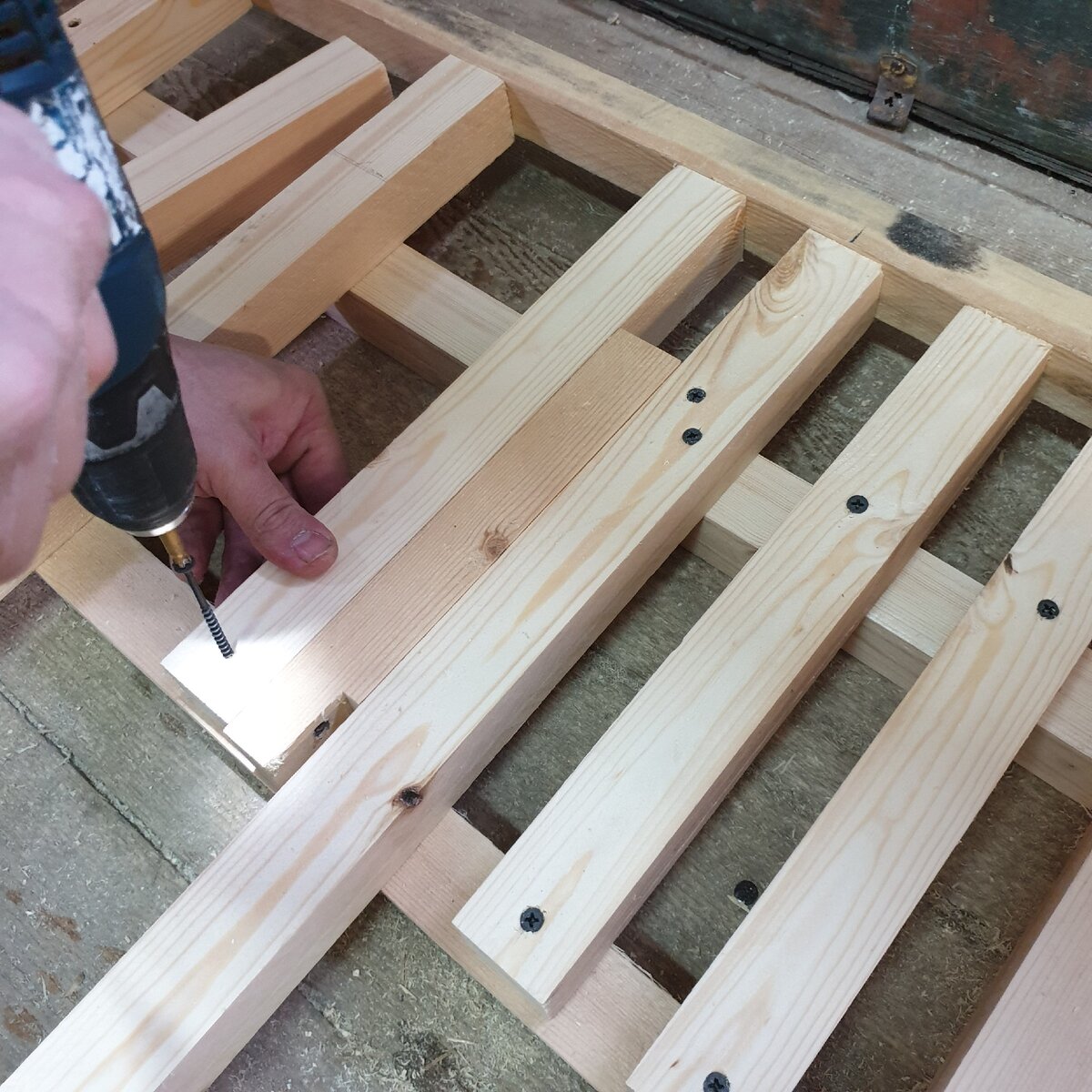 Делаем основание кровати, которое не сохранилось.