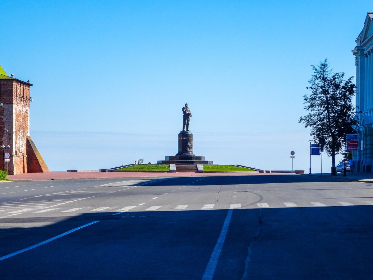 Смотровая площадка находится прямо за памятником