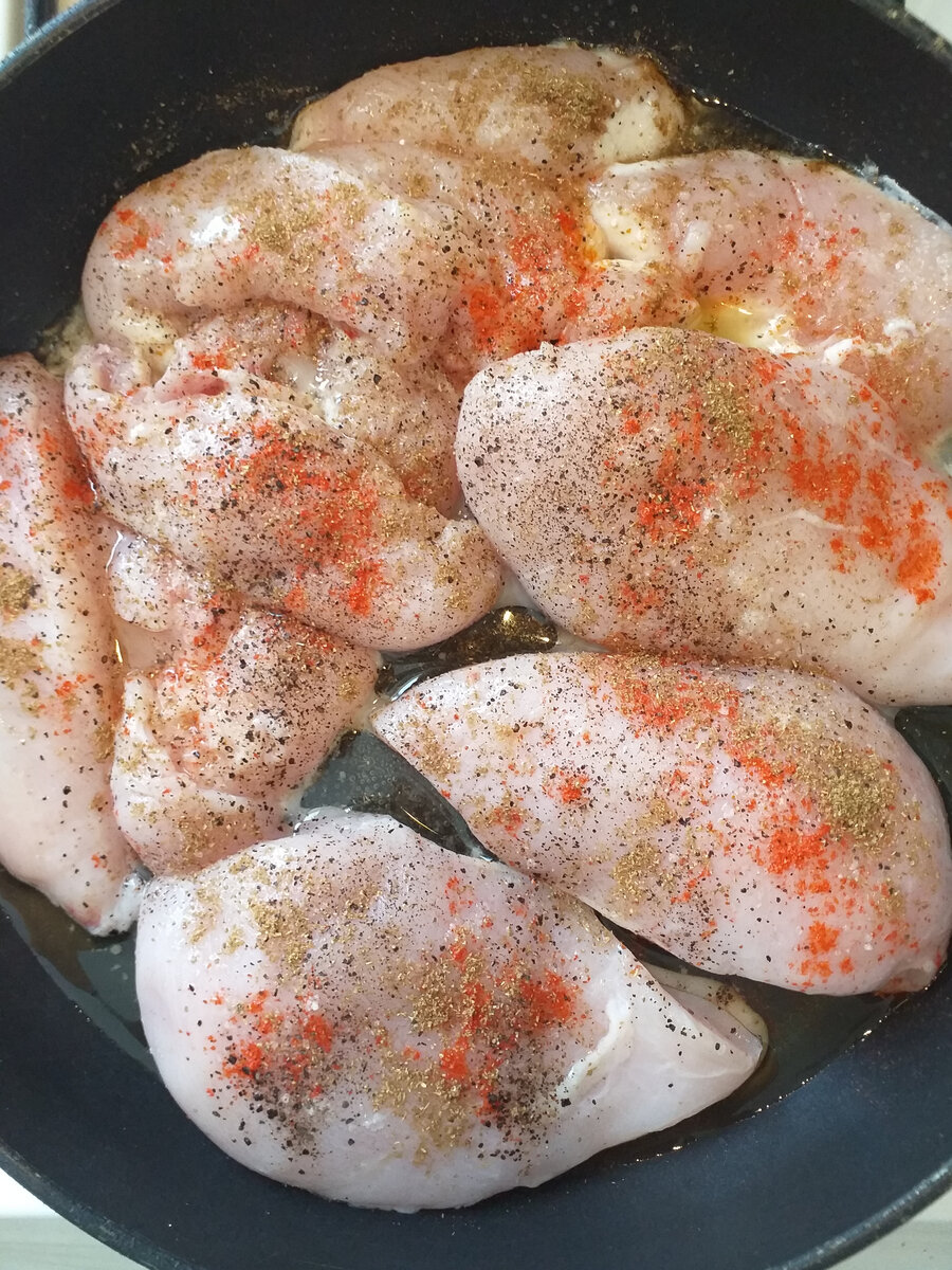 Куриные грудки тушеные в томатно-перечном соусе, рецепт приготовления