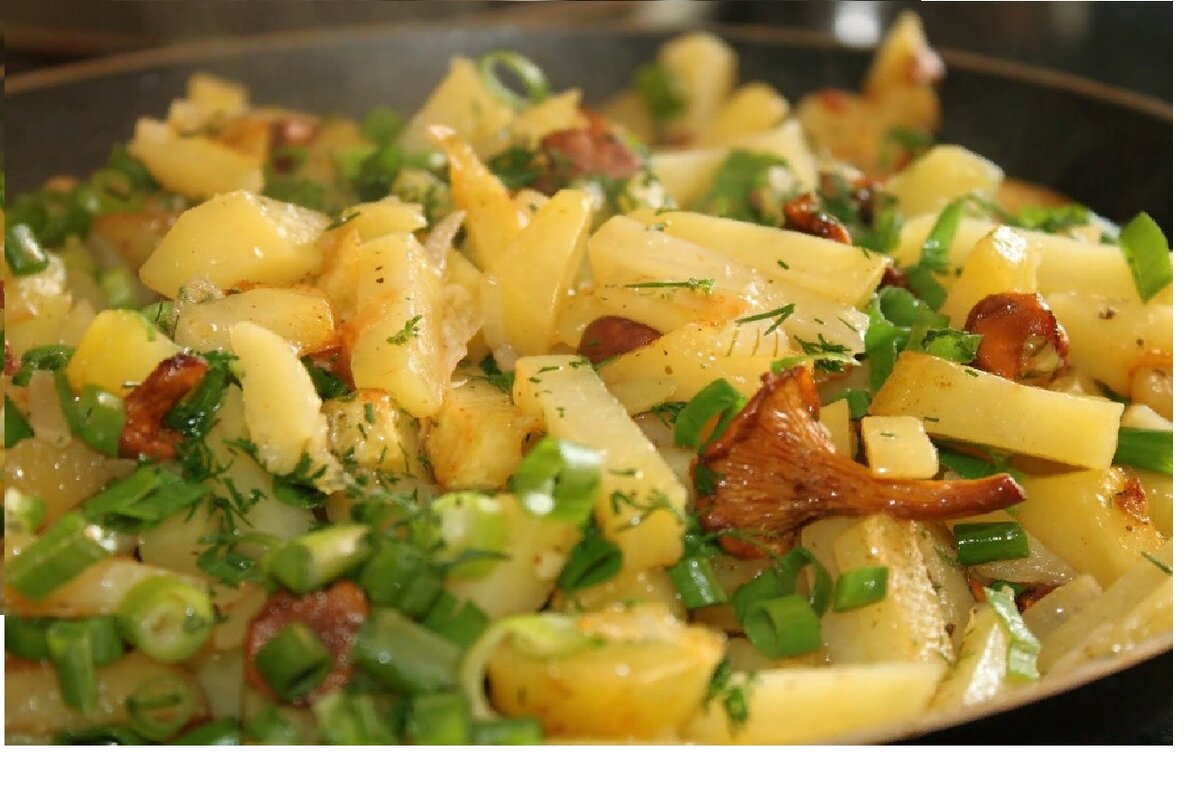 Жареная картошка с лисичками. Картошка с лисичками на сковороде в духовке. Лисички грибы в духовке. Картофель жареный с лисичками. Как приготовить картофель с лисичками.