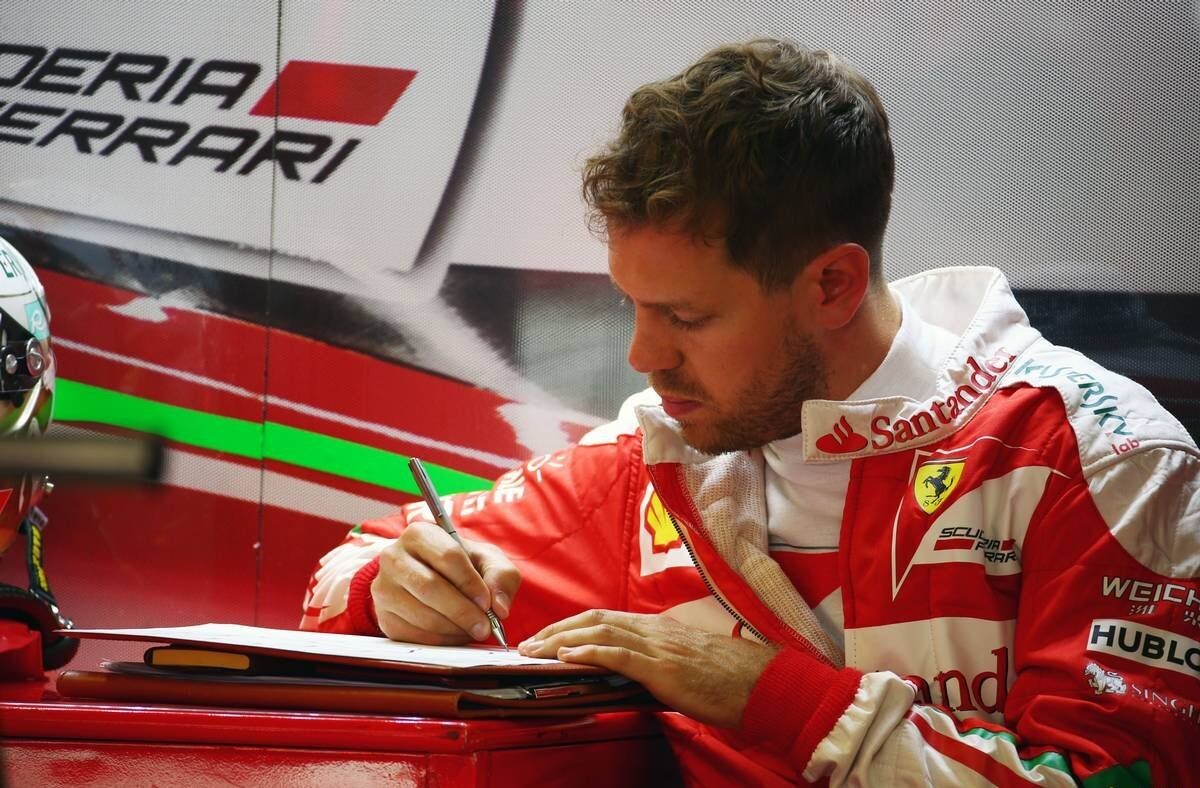 Каждая команда сама создаёт шасси для своего болида. Моторы могут быть приобретены у стороннего производителя. За соответствием машин техническому регламенту следят стюарды Международной федерации автоспорта.