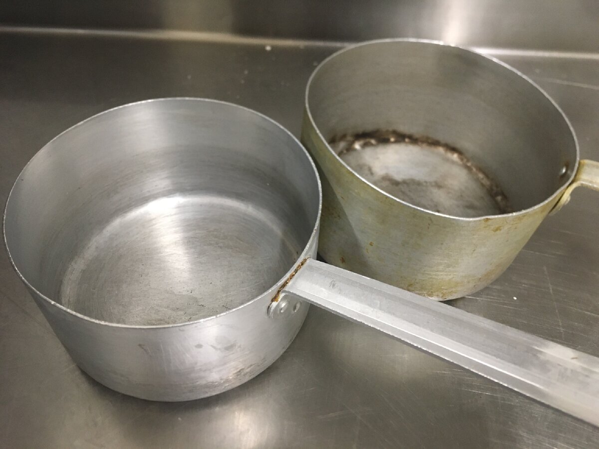 Вода в алюминиевой посуде. Налет на алюминиевой посуде. Алюминиевая посуда. Кипячение воды в алюминиевой посуде. Алюминий Хей ом посуда.