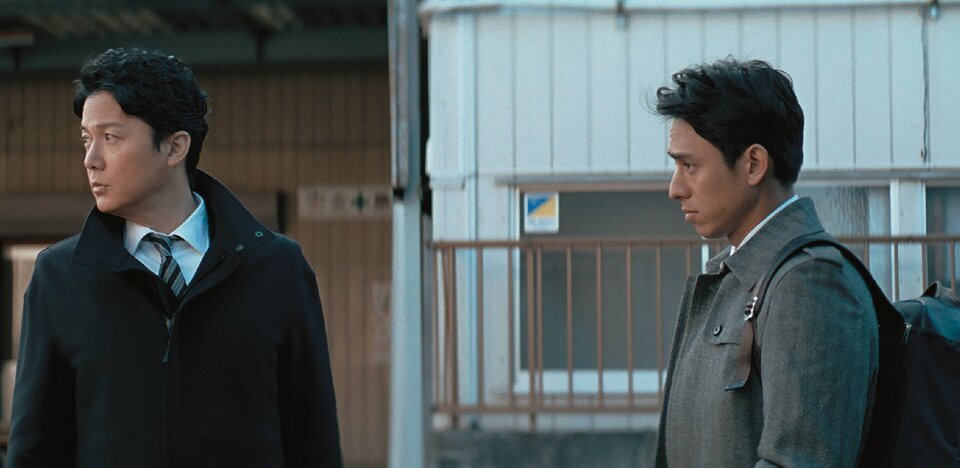 Сигемори со своим помощником опрашивают свидетелей