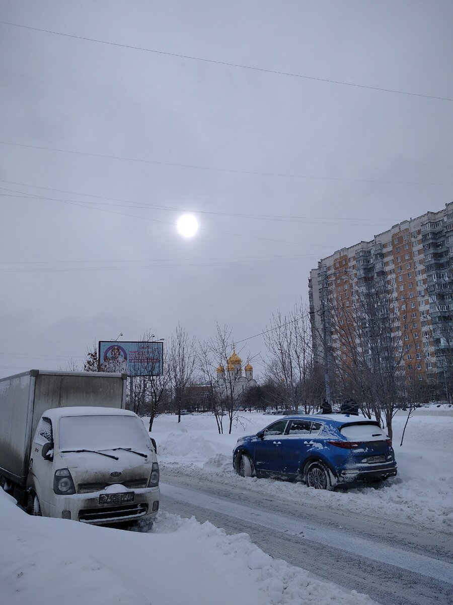 Вот такое сегодня было атмосферное солнце. Фото автора.