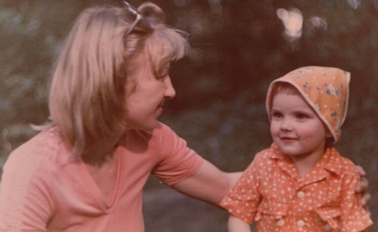С мамой. Единственное фото из детства, где я улыбаюсь. 