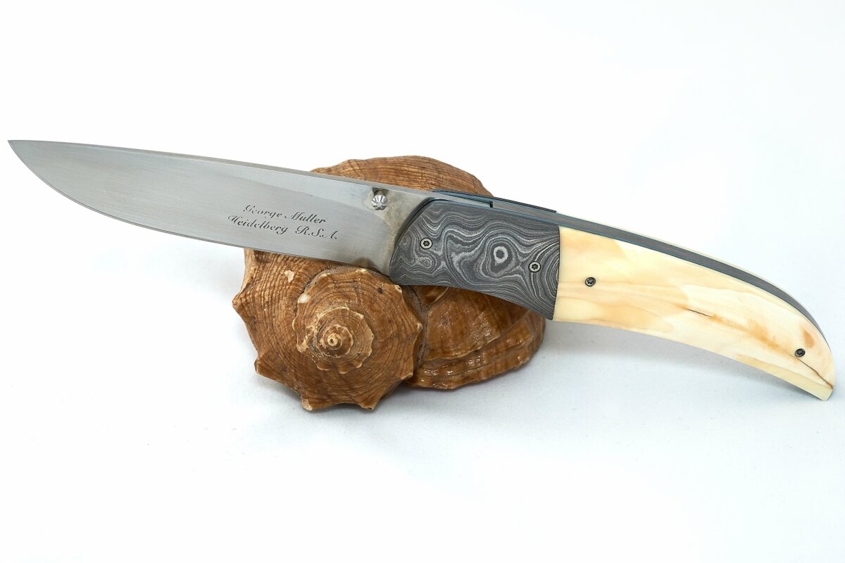 Коллекционный авторский нож. Постоянно выпускаемый мастером модельный ряд из одинаковых по форме, но разных по внешнему виду