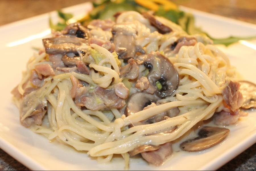 Макароны с шампиньонами и сливочным соусом.Фото Интернетовское.