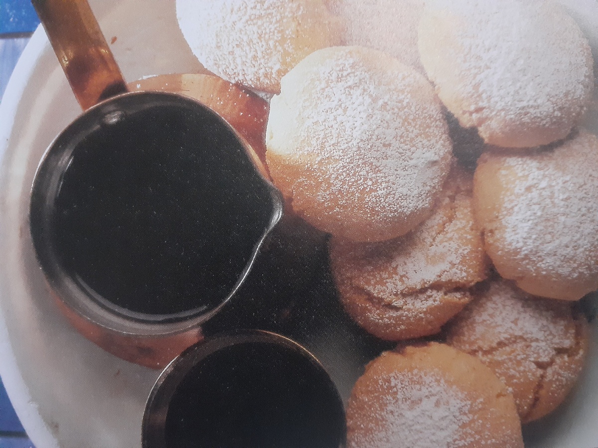 миндальное  пирожное отлично подойдёт  к  чашке  ароматного  кофе