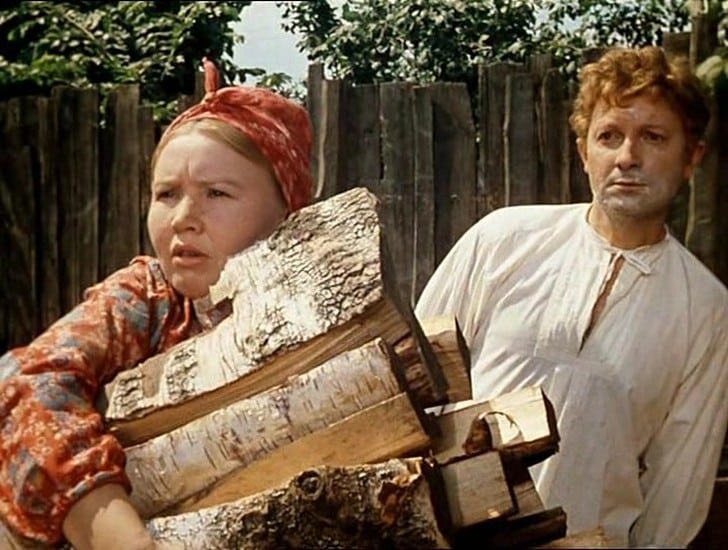 Кухарка Матрёна топить печку собралась.