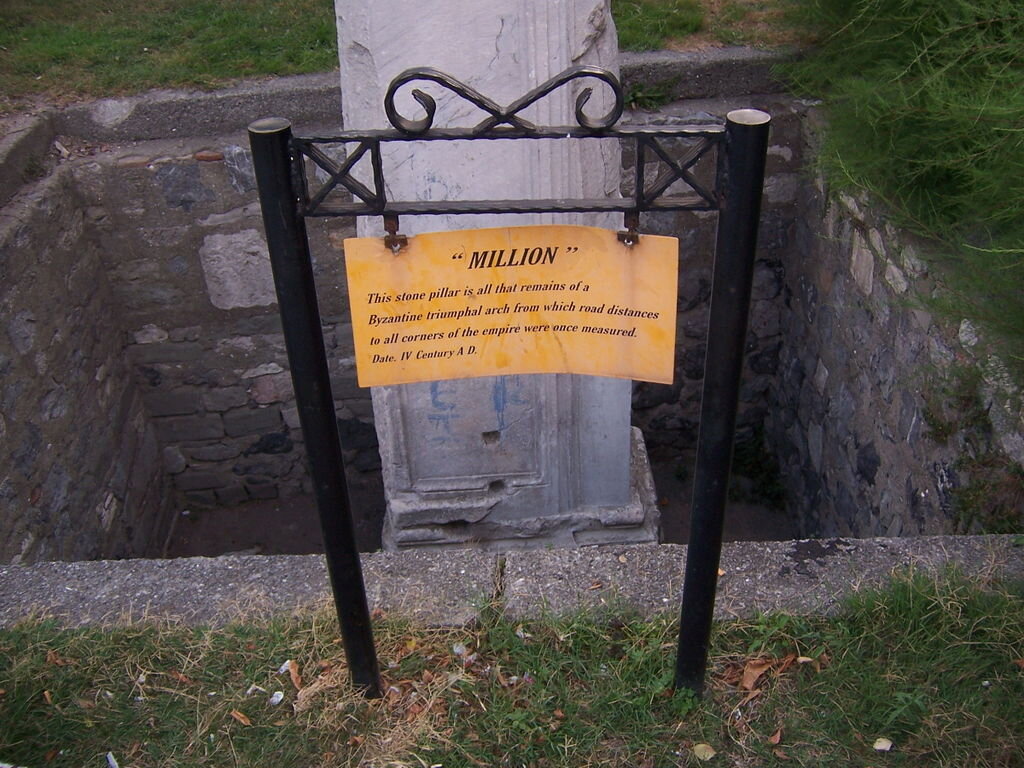 Столб, от которого считалось расстояние по всей империи. В каждой уважающей себя империи должен быть такой нулевой столб.