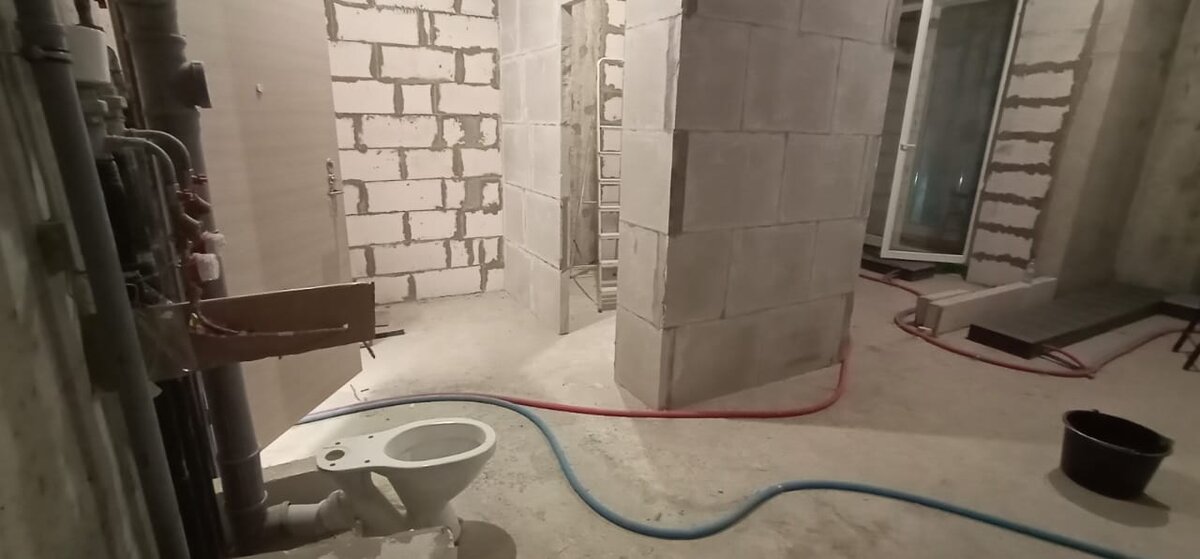 Вот этой "коробки" посередине из серых плит раньше не было. Её возвели за один день.