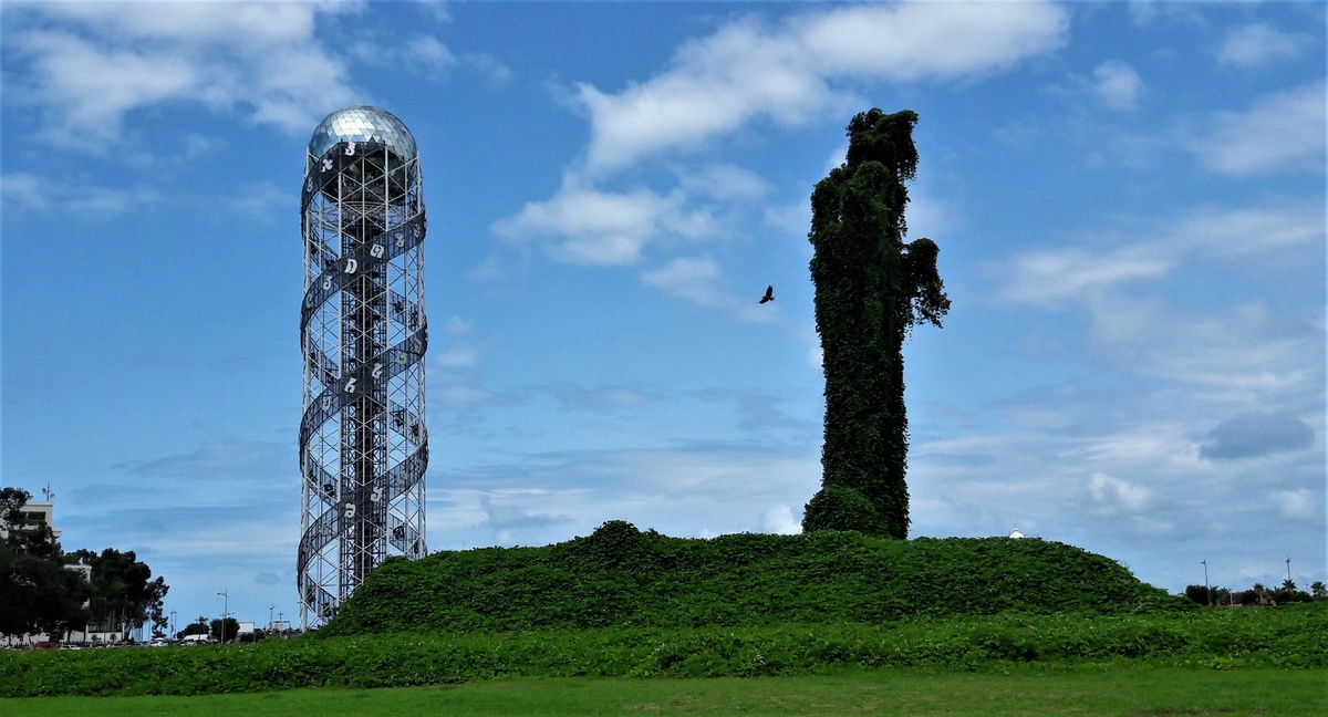 Вот такая интересная получилась фигура, обвитая декоративным виноградом