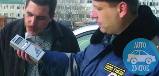 Сотрудник ГИБДД проводит процедуру проверки на алкотестере