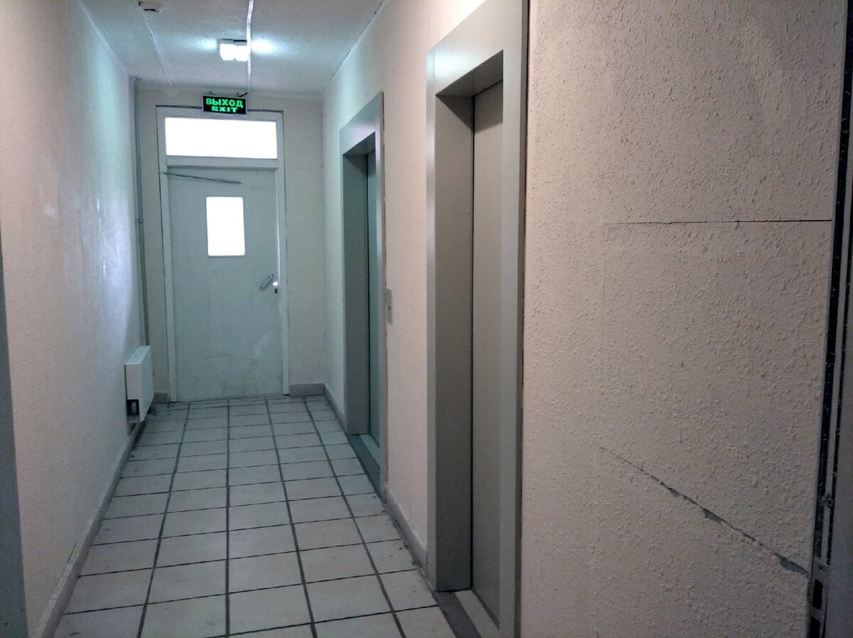 Чаще всего чтобы хоть как-то придать жизни этому унынию и безысходности, жильцы сами украшают подъезд коврами, цветами, рисунками на стенах... 