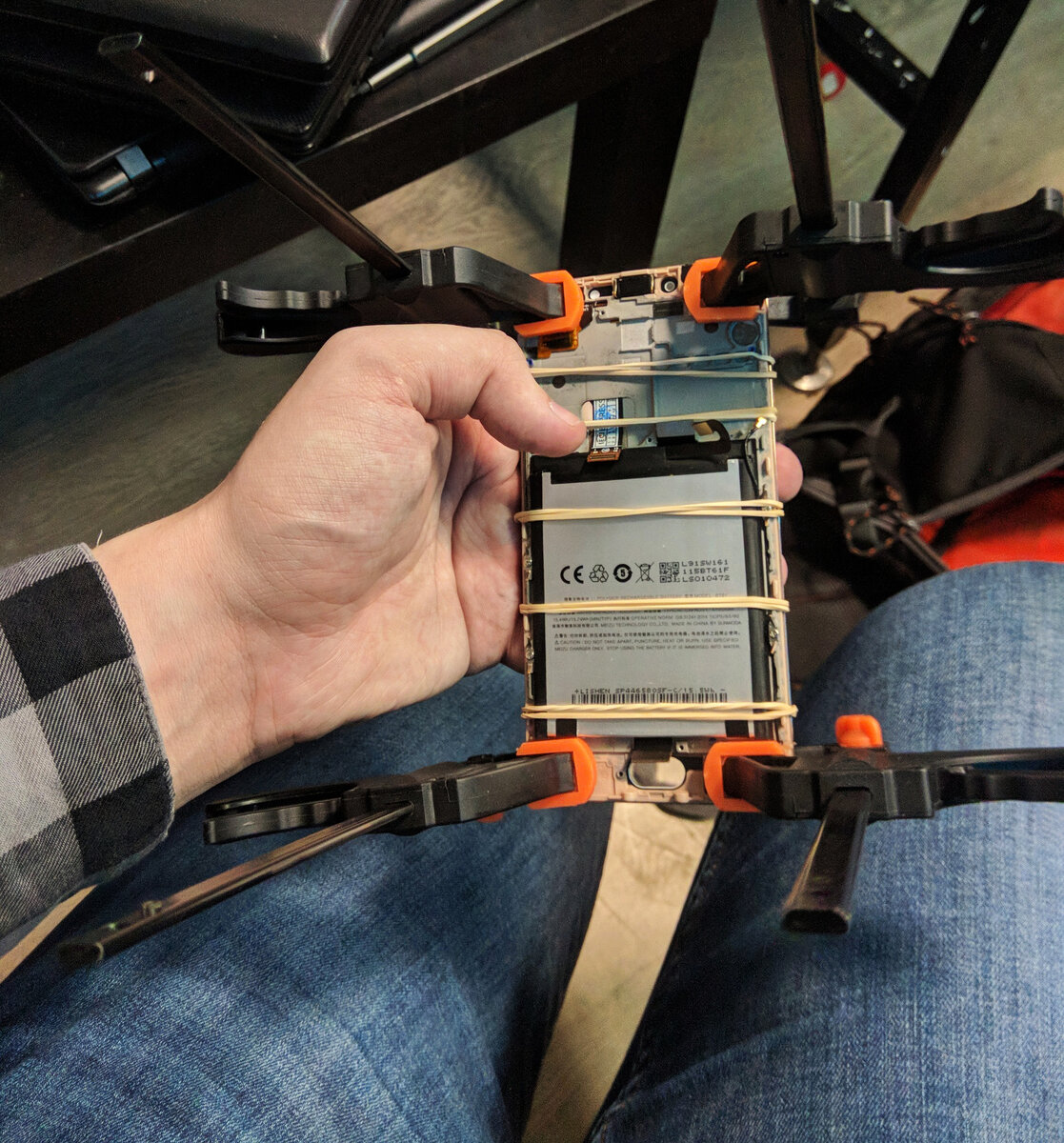 Фото со времён моей работы в сервисном центре. Замена АКБ на новый, после вздутия старого. 