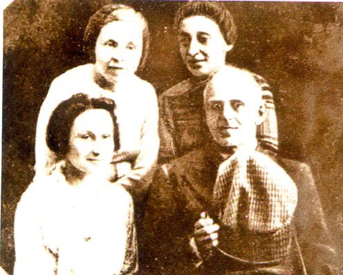 О. Э. и Н. Я. Мандельштам и их друзья, 1937 год. Источник: ГОСКАТАЛОГ.РФ