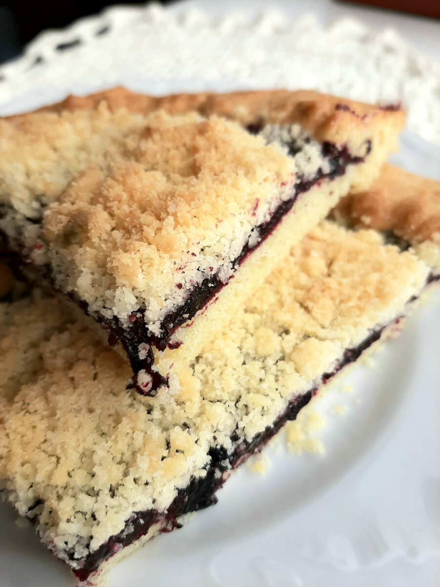 Пирог из песочного теста с ягодной начинкой и штрейзелем 