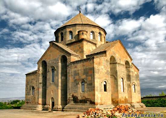 Храм "Сурб Рипсимэ" в Эчмиадзине. 618 год. Входит в список Всемирного наследия ЮНЕСКО