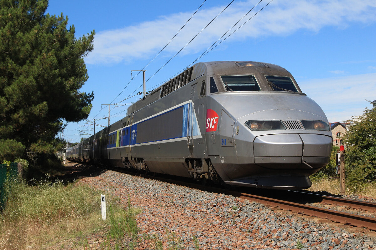 Какие большие поезда. Поезд TGV Atlantique. TGV электропоезд. TGV рекорд скорости 1990. TGV Atlantique во Франции.