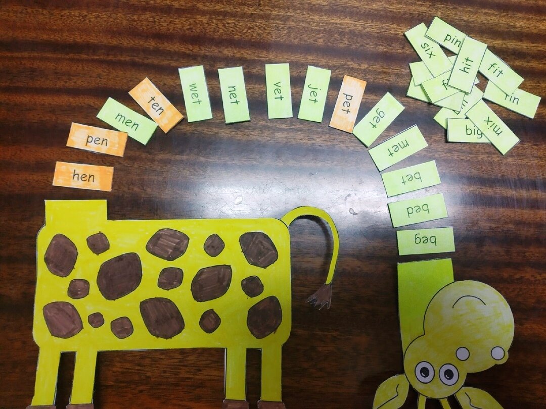 Дочь раскрашивала лично. Обозвала коровой. Не меня, жирафа. )