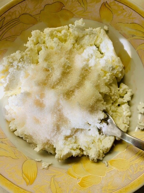 в творог добавить муку и сахар