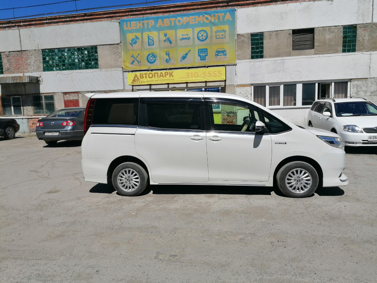 Toyota Noah, минивэн, 3 поколение, ZRR80 2014 — по Н.В. 
Установлены проставки перед 30 мм зад 20 мм.