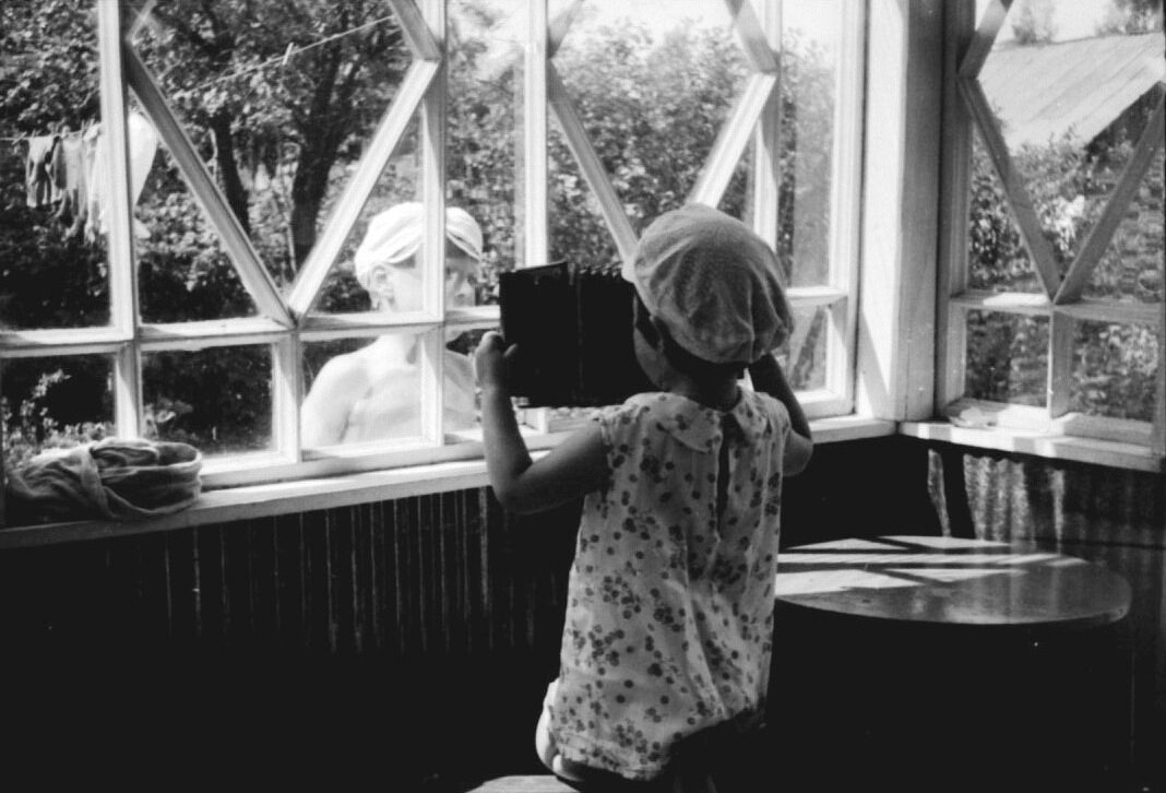 Я играю на баяне. Фото из личного архива, 1982