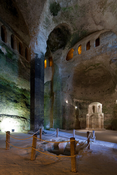 Монолитная церковь Сен-Жан. Автор фото: Dennis Aubrey. Источник: https://vialucispress.wordpress.com/2013/01/04/the-monolithic-church-of-aubeterre-dennis-aubrey/