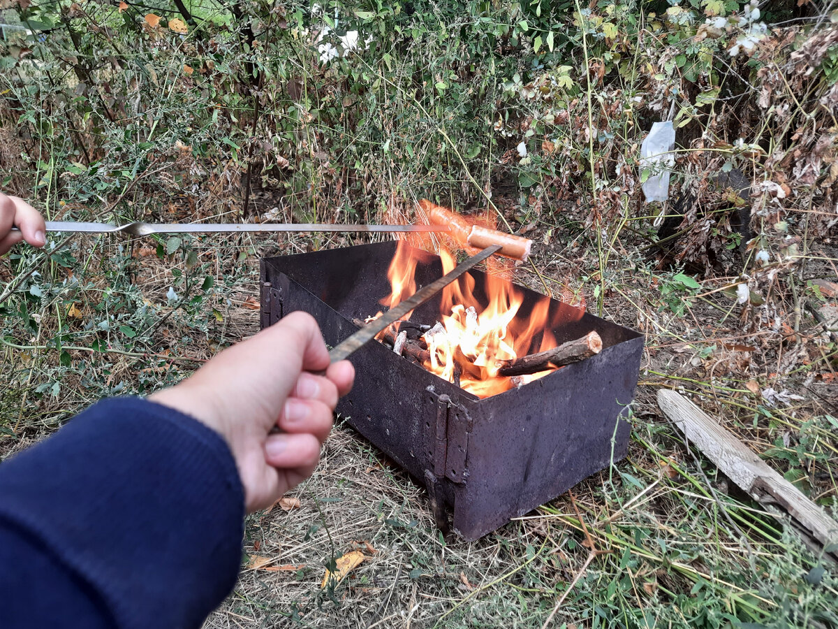 Жарим со старшим племянником сосиски.