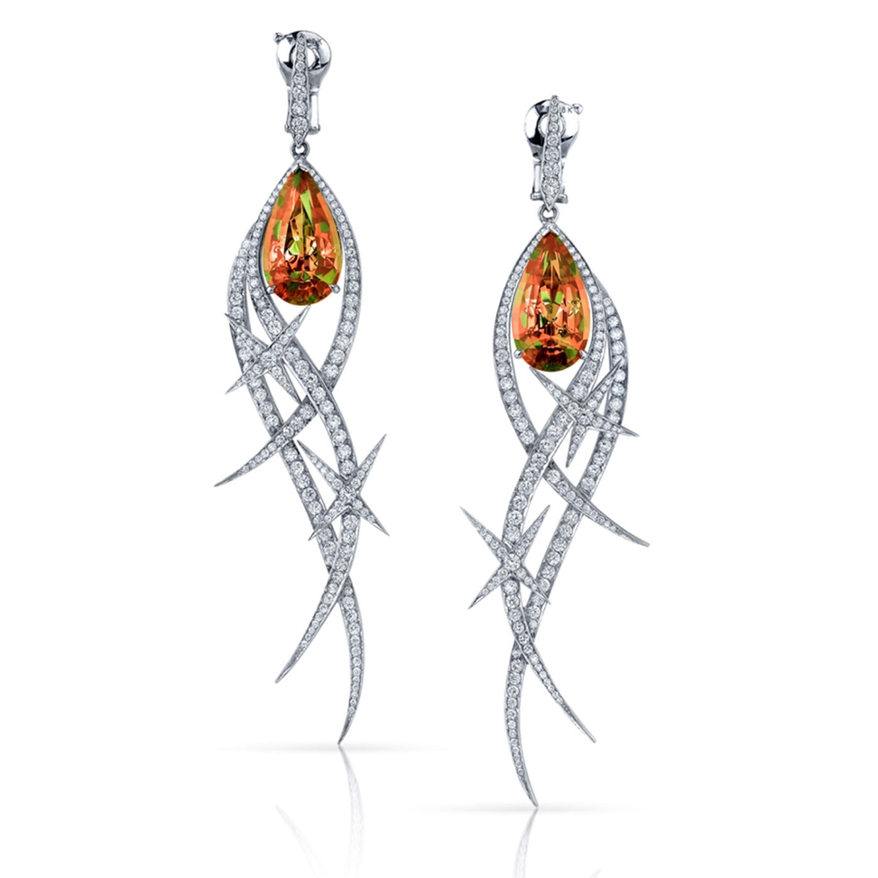 Серьги Couture из белого золота с бриллиантовым паве и султанитами грушевидной огранки.