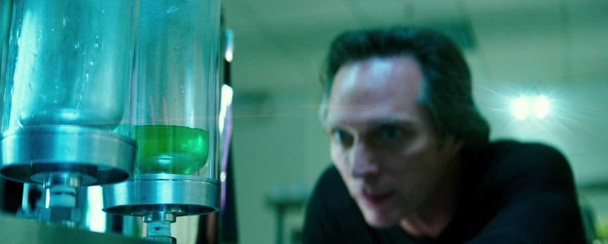 Эрик Сакс выделяет мутаген из крови черепашек.