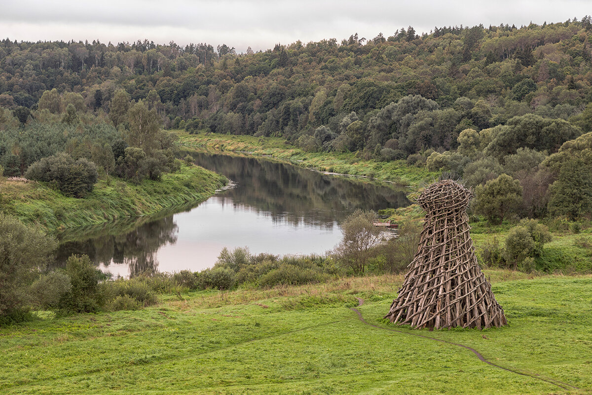 Арт-объект маяк (фото автора).  Внутри маяка есть дорожка по которой можно подняться на самый верх.