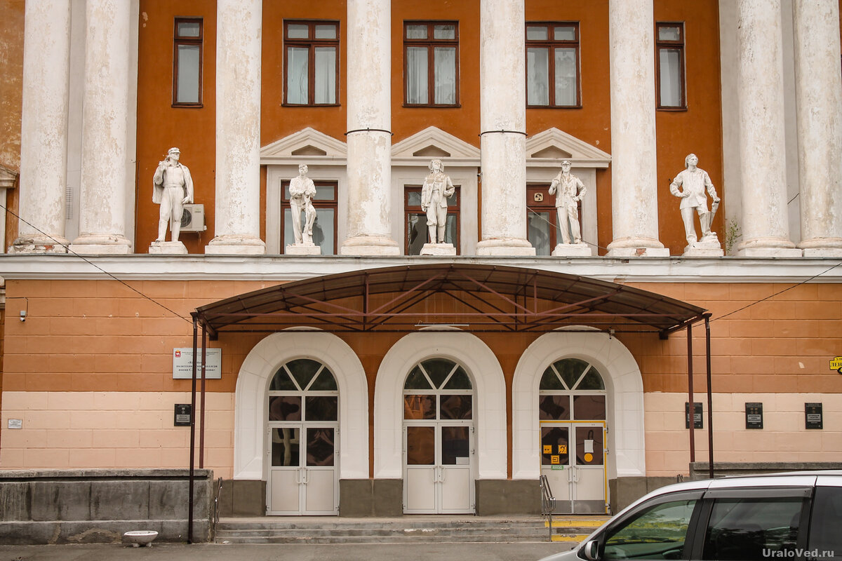 Скульптуры на здании Копейского политехнического колледжа