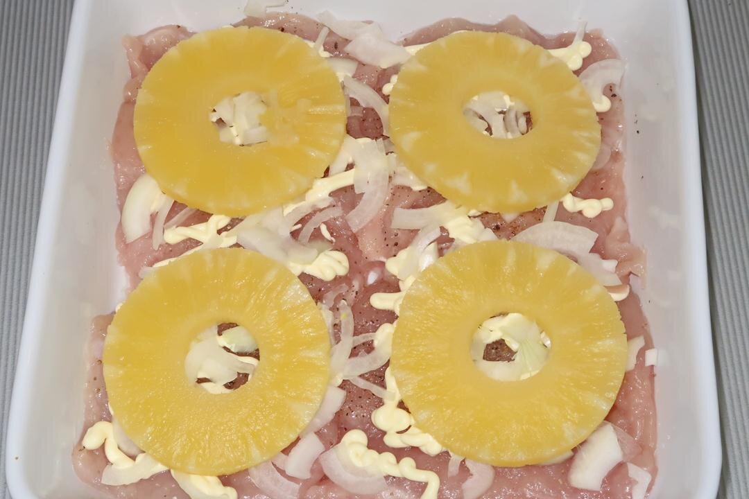 Куриное филе в духовке с ананасом и сыром