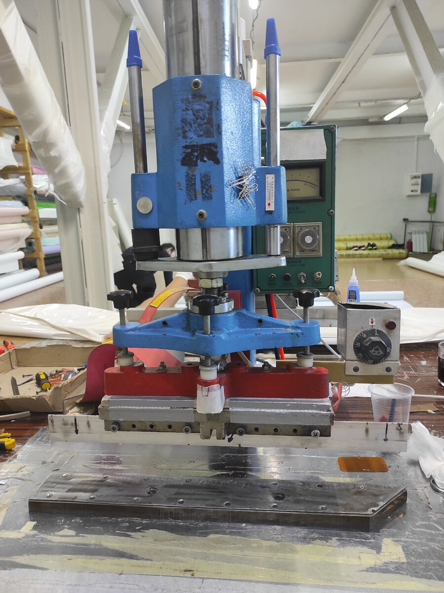 Паяльный станок. Пайка происходит с помощью позиционера и электрода. Напряжение пайки-7000 вольт