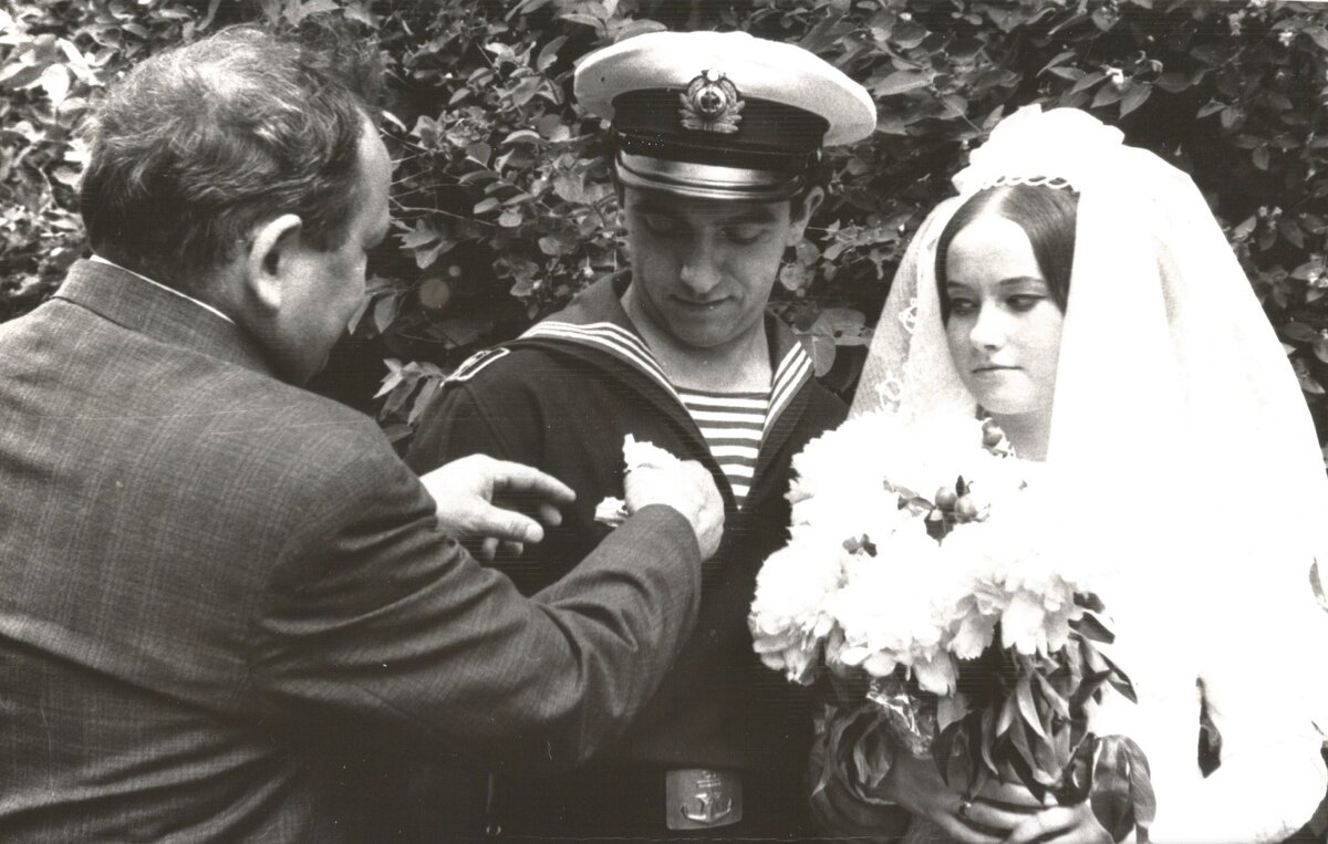 Фото 2. Отец Александр и мама Людмила, очень хотели сыграть курсантскую свадьбу. На фото отец курсант "пятак" (пятикурсник) Ленинградского Высшего Военно-Морского Училища Подводного Плавания имени Ленинского Комсомола. Мама — выпускница Государственного Педагогического Училища №1 имени Н. А. Некрасова.