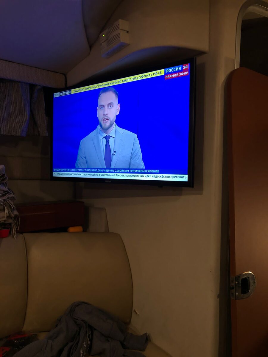 Разместили телек с обратной стороны душевой