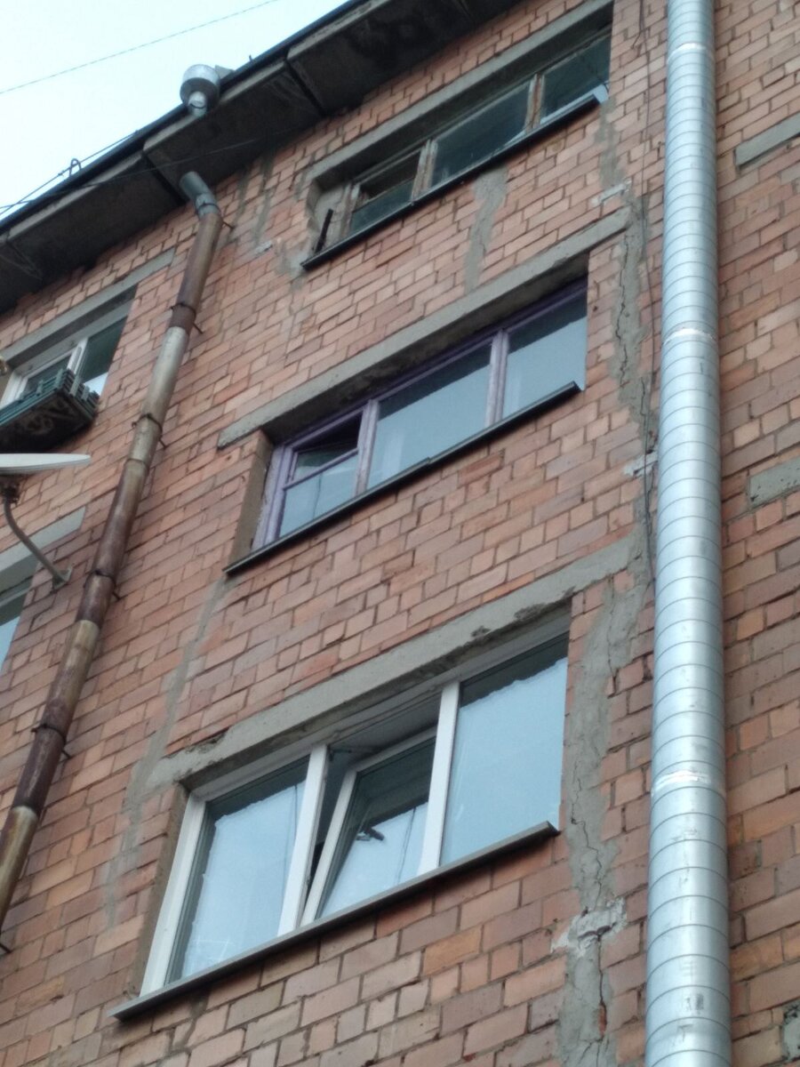 Трещины пытаются закрыть цементом, но это не спасает от холода и сквозняков